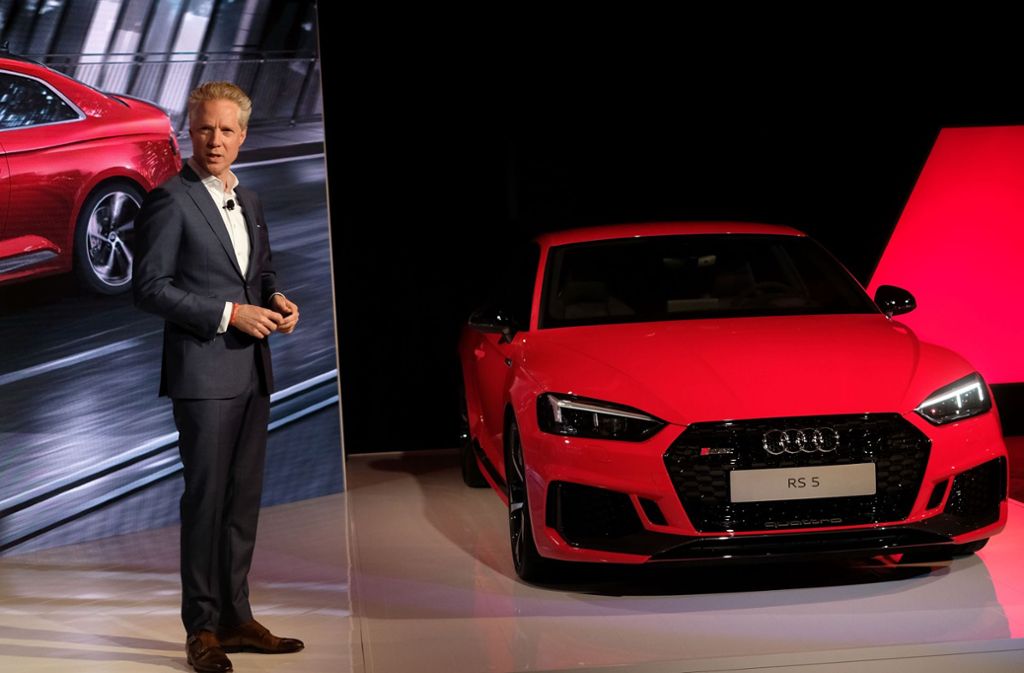 Audi enthüllt auf der New York International Auto Show noch eine weitere Premiere: Audis Amerika-Chef präsentiert den neuen Audi RS 5.