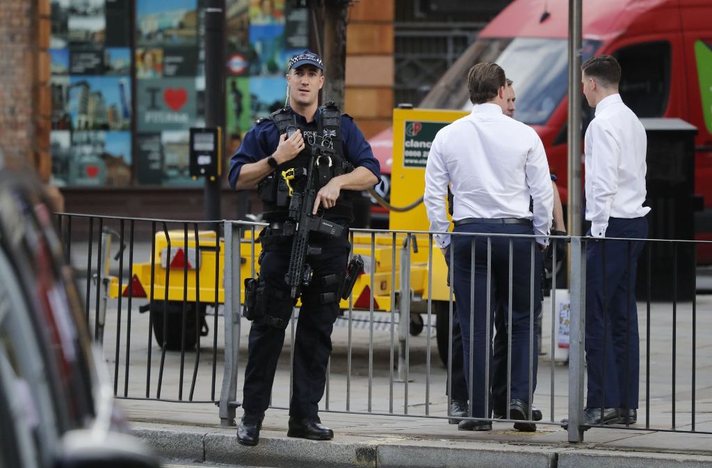Ein Polizist hält Wache vor der U-Bahn-Station Parsons Green.