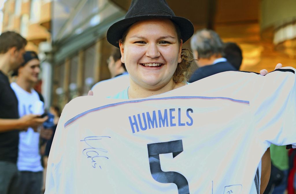 Kim Müller (26), Krankenschwester aus Stuttgart: „Von Mats Hummels habe ich ein Autogramm bekommen – ich hätte niemals gedacht, dass es tatsächlich klappt. Ich bin ein großer Fußballfan und gehe sehr gerne ins Stadion. Bei so einem Empfang bin ich zum ersten Mal dabei und freue mich über die vielen Leute.“