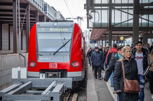 Wie schon Anfang des Jahres halten S-Bahnen wegen S-21-Arbeiten im Hauptbahnhof (oben). Foto: Lichtgut/Julian Rettig
