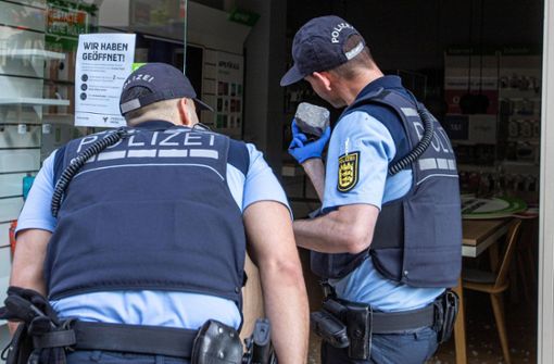 Die Polizei sichert Spuren in einem beschädigten Geschäft. Foto: 7aktuell.de/Simon Adomat
