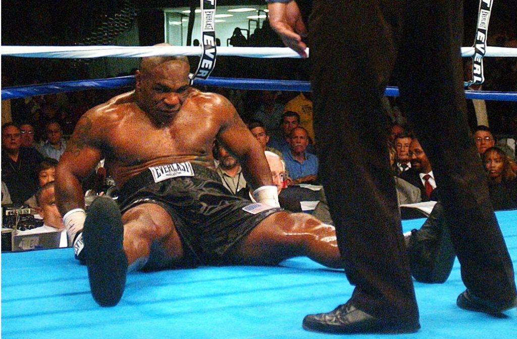 Mike Tyson liegt nach einem Niederschlag durch Kevin McBride am Boden des Boxringes. Es sollte sein letzter Boxkampf sein. Mit einer Kampfbilanz von 50 Siegen, 44 Knockouts und sechs Niederlagen beendete er seine Karriere.