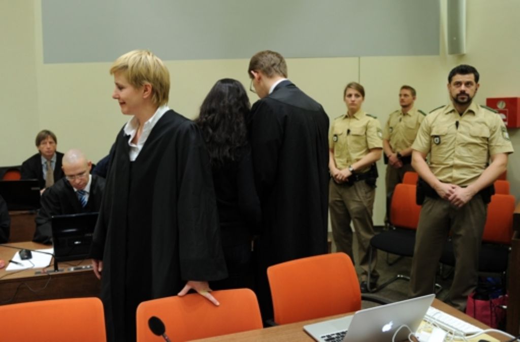 Die mutmaßliche NSU-Terroristin Beate Zschäpe (zweite von links) zwischen ihren Anwälten Anja Sturm (links) und Wolfgang Heer (dritter von links) im Gerichtssaal in München (Bayern). Foto: dpa