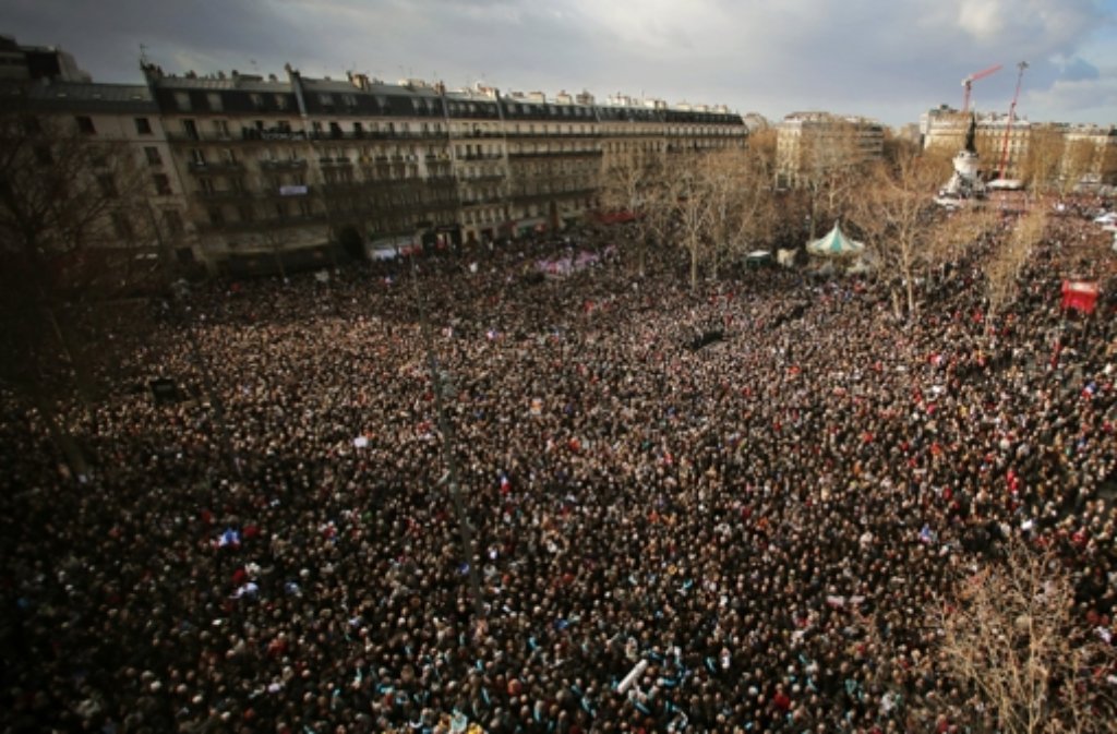 In Paris startet der Trauermarsch mit unzähligen Menschen.