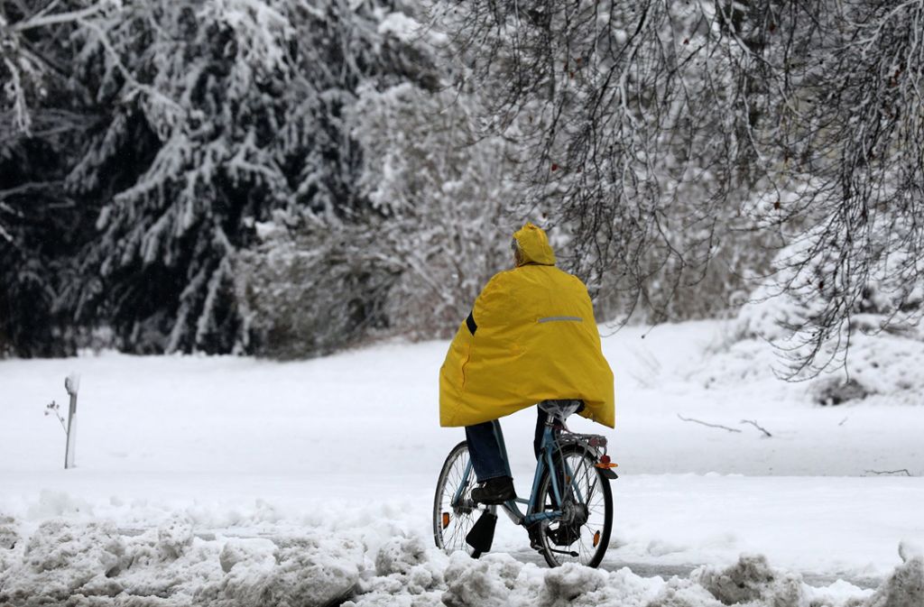 Fahrradfahren bei jedem Wetter: In Rostock schwang sich dieser Velofahrer auf sein Zweirad.