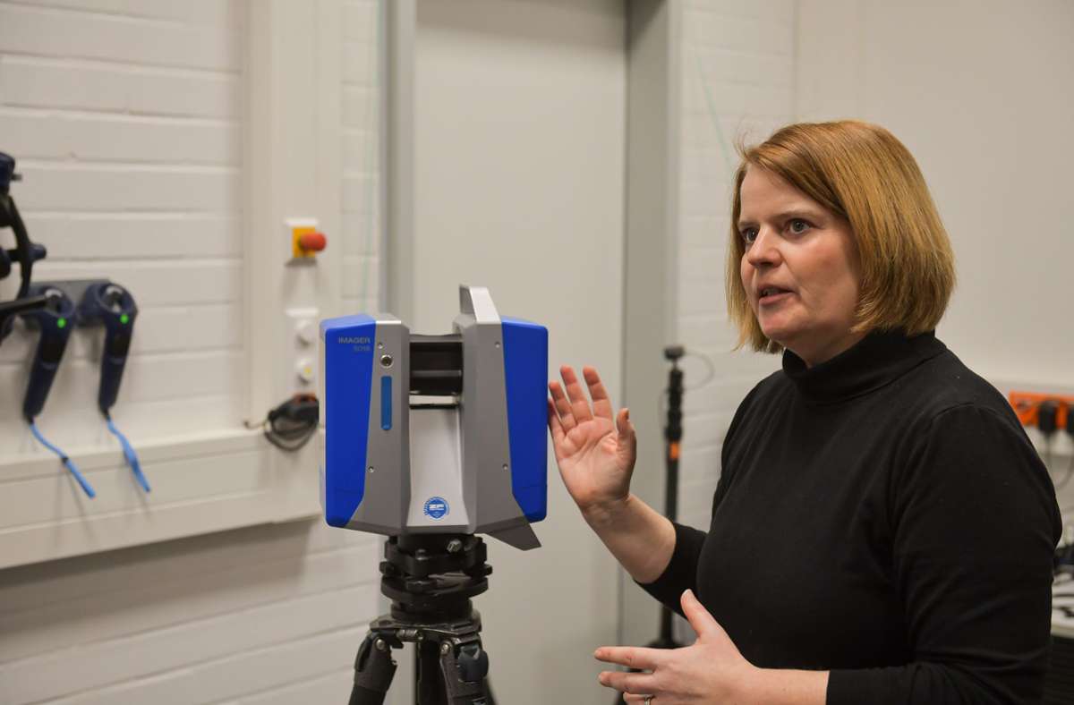 Vermessungsexpertin Sandra Staiger mit einem 3-D-Laserscanner.