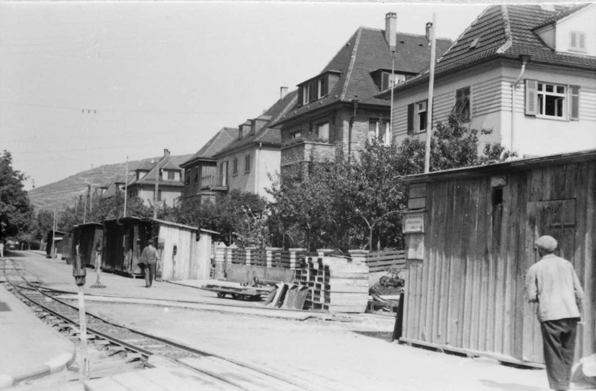 Für Bauarbeiten wurden damals häufig Gleise verlegt. In den Hütten wohnten mutmaßlich die Bauarbeiter.