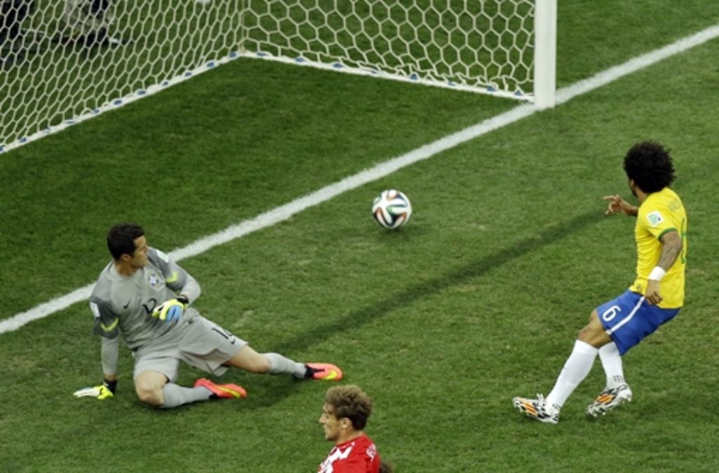 Das erste Tor der WM war ein Eigentor. Unglücksrabe Marcelo beförderte nach einer Flanke des Wolfsburgers Ivica Olic den Ball ins eigene Netz. Brasilien gewann trotzdem mit 3:1 gegen die Kroaten.