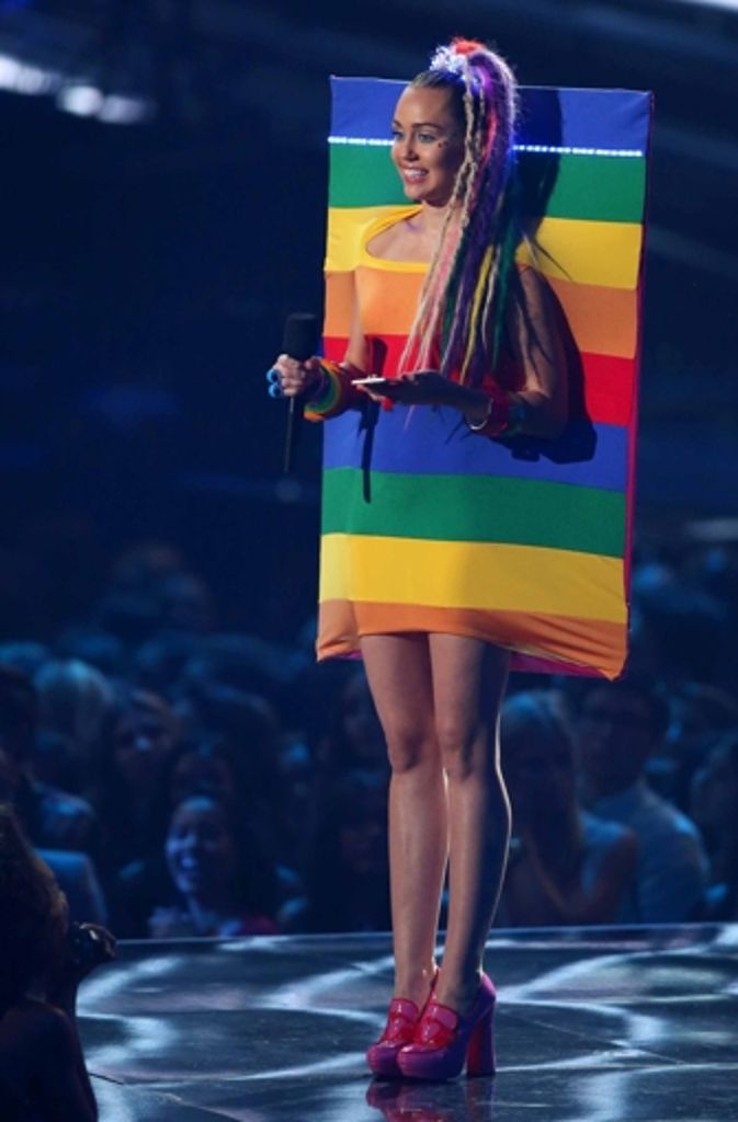 Inzwischen wechselte Miley Cyrus zum quadratischen Regenbogenoutfit.