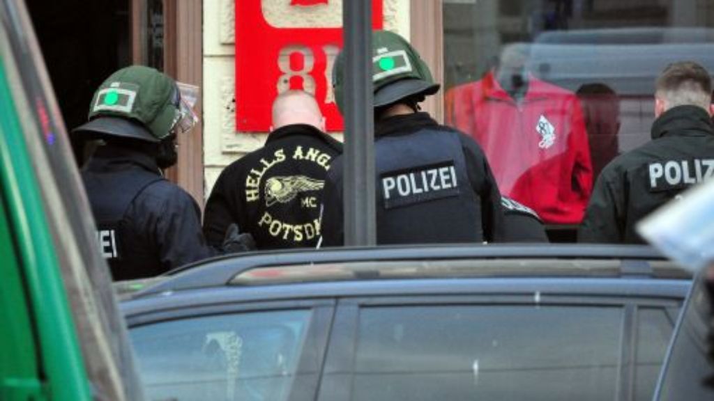  Am Donnerstagmorgen rückten in Berlin und Brandenburg 1000 Polizisten und die GSG 9 aus. 