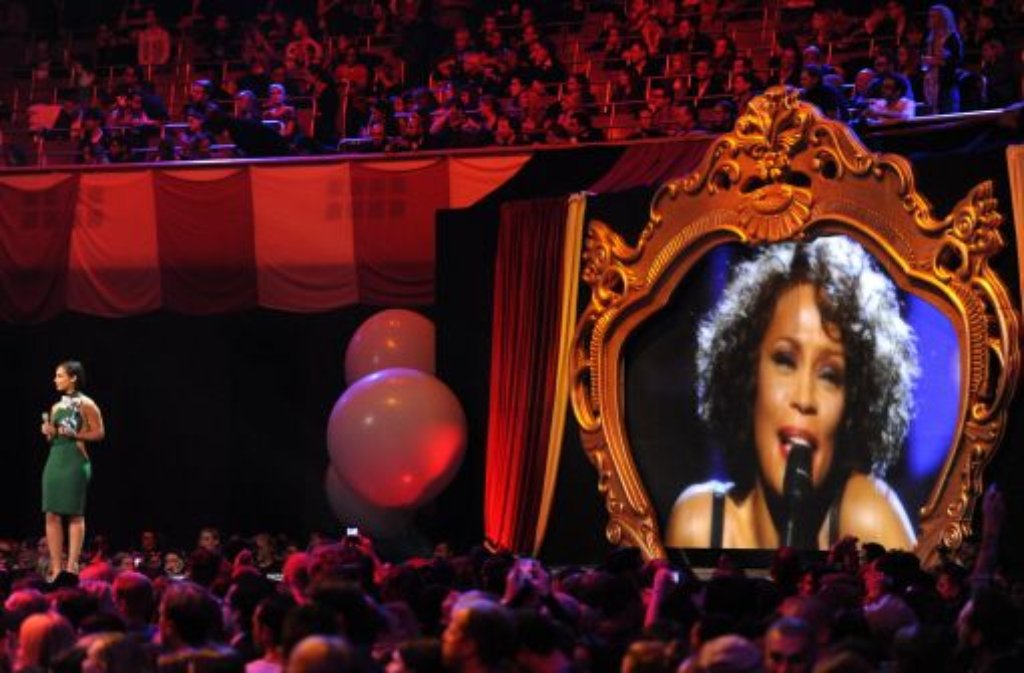 US-Sängerin Alicia Keys (links) ehrt die verstorbene US-Sängerin Whitney Houston mit dem "Global Icon"-Award.