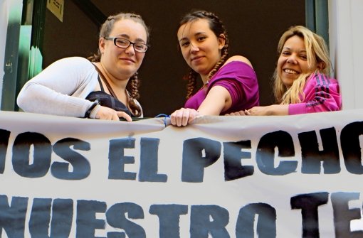 Duna, die hochschwangere Maria und Virginia (von links) würden gern in dem von ihnen und anderen Frauen besetzten Haus in Madrid bleiben. Zumindest haben sie für einige Monate ein Dach über dem  Kopf, sollte ein Gericht die Räumung verfügen. Foto: Schiermeyer