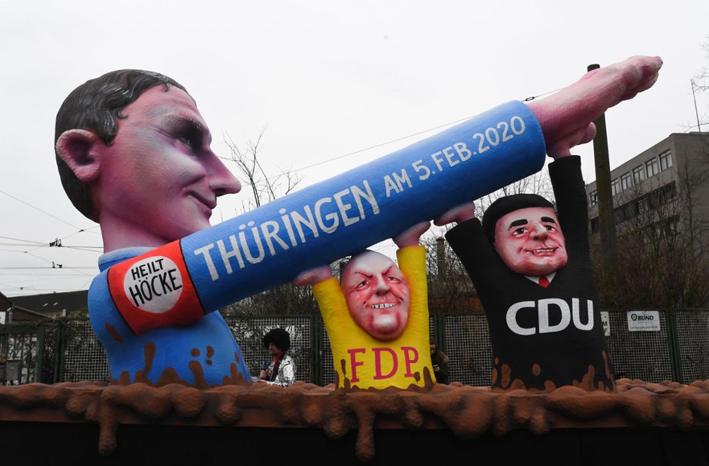 Düsseldorf: An den Wahleklat von Erfurt, als FDP-Mann Kemmerich mit Stimmen der AfD zum Ministerpräsidenten gewählt wurde, erinnert dieser Motivwagen.
