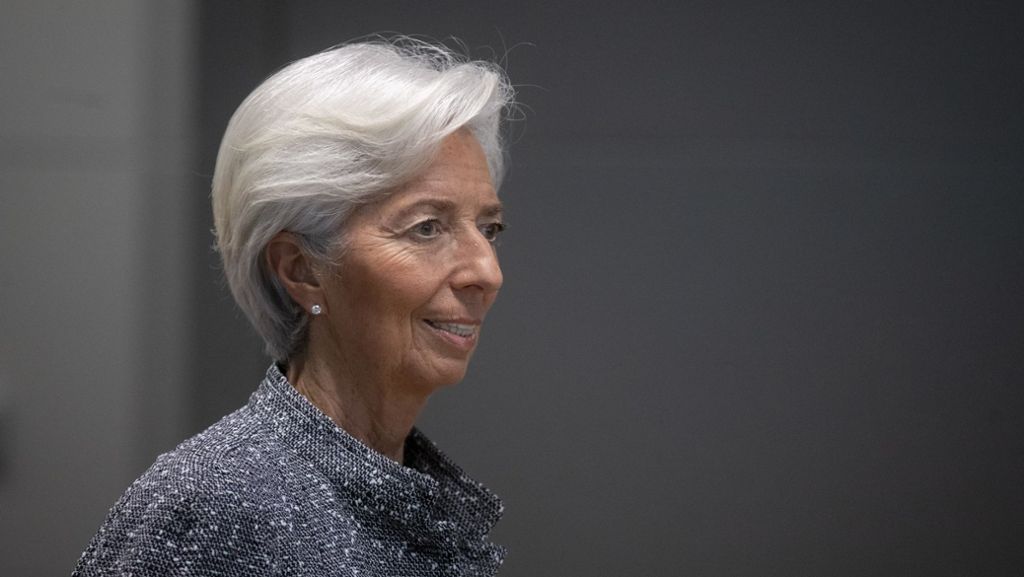  Die Chefin der Europäischen Zentralbank (EZB), Christine Lagarde, will einen Beitrag leisten, die wirtschaftlichen Folgen der Corona-Krise zu lindern. Die Hauptverantwortung sieht sie aber bei den Regierungen – zu Recht, meint Wirtschaftsredakteurin Barbara Schäder. 
