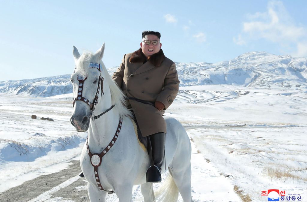 Kim Jong Un auf einem weißen Pferd vor dem Berg Paektusan in Nordkorea.