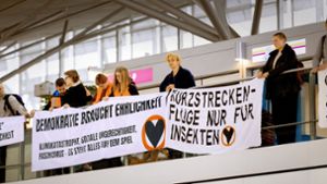 Letzte Generation  protestiert  am Stuttgarter Flughafen