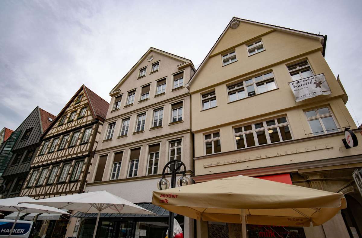 Die historischen Fassaden der Calwer Straße machen eine besondere Atmosphäre aus. Bis auf vier Häuser gehören auf dieser Straßenseite alle Gebäude der Ferdinand Piech Holding.