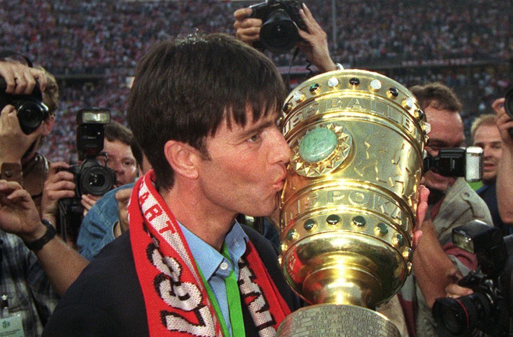 Als Spieler absolvierte Joachim Löw in der Saison 1980/1981 vier Bundesliga-Partien für den VfB, als Trainer hinterließ er zwischen 1995 und 1998 größere Spuren auf dem Wasen: 1997 gewannen die Stuttgarter den DFB-Pokal, im Europapokal im Jahr darauf unterlag der Verein für Bewegungsspiele erst im Finale dem FC Chelsea mit 0:1. Trotz der Erfolge wurde Löw von Präsident Gerhard Mayer-Vorfelder entlassen und durch Winfried Schäfer ersetzt.