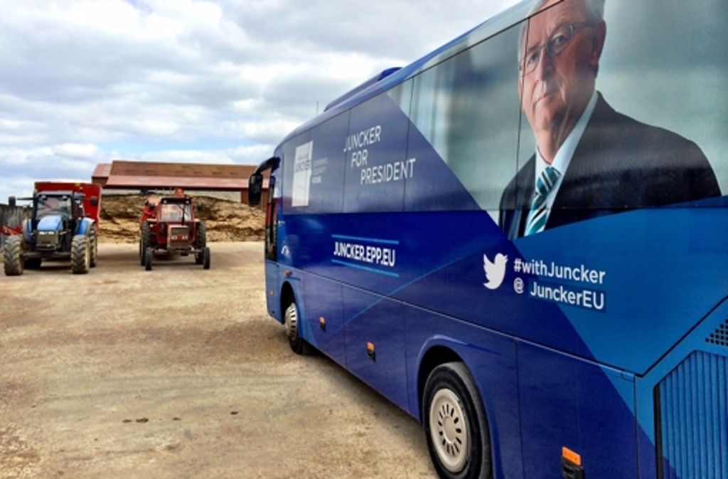 Spitzenkandidat Juncker reist im eigenen Bus durch die Lande. Das Gefährt wirkte auf dem Hof von Joseph Daul allerdings wie ein Eindringling aus einer anderen Welt.