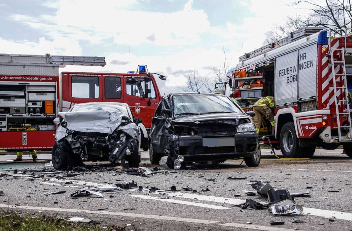Eine 34 Jahre alte Fiat-Lenkerin, die am 3. März 2020 von Böblingen in Richtung Holzgerlingen fuhr, kam zweimal nach rechts in den Grünstreifen, lenkte gegen und verlor wohl die Kontrolle, weshalb sie kurz vor der Kreuzung mit der Tübinger Straße auf die Gegenfahrbahn schleuderte.
