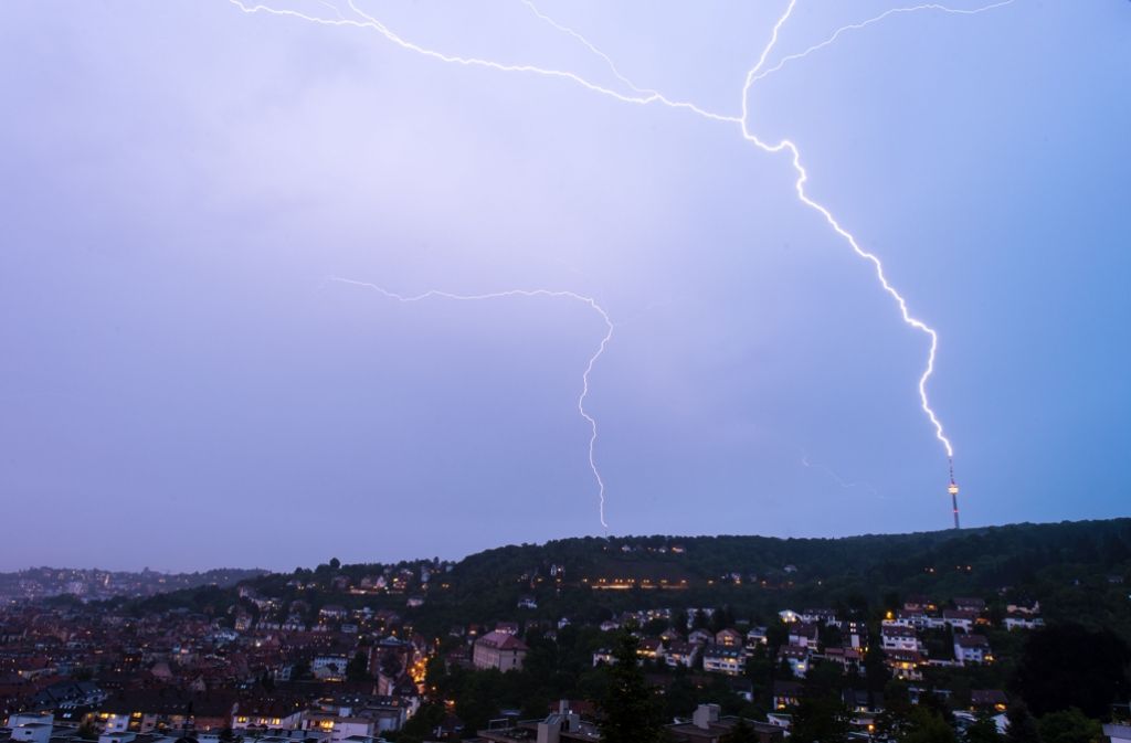 Ein Schauspiel, das häufig vorkommt, aber eher selten fotografisch so eingefangen wird: Blitze, die im Stuttgarter Fernsehturm einschlagen.