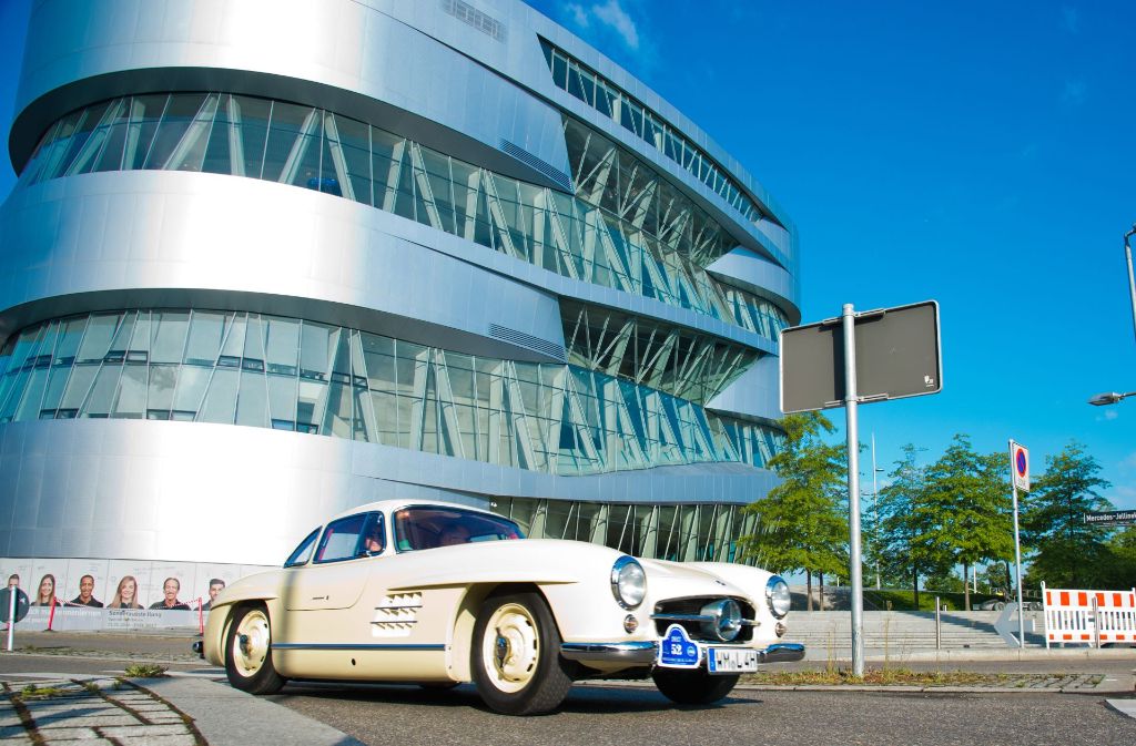 Vor dem Mercedes-Benz-Museum präsentieren sich am Samstag Flügeltürer und Roadster.