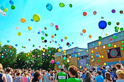 Die Schüler des Wilhelms-Gymnasiums ließen zur Feier des Tages Luftballons mit der Aufschrift „Schule ohne Rassismus – Schule mit Courage“ in den Himmel steigen. Foto: Sandra Hintermayr