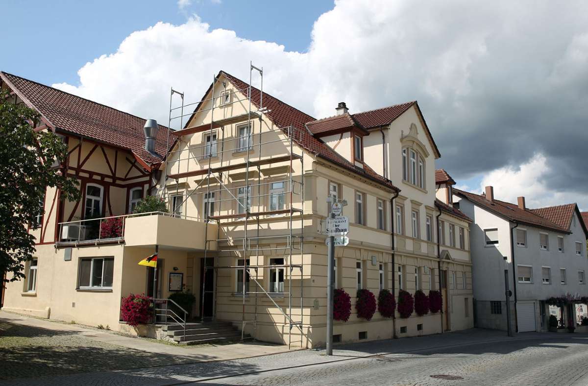 Der Saalbau ist im Besitz der Gemeinde Neuhausen. Der Pächter Rudolf Kaiser macht bis März 2024 weiter.