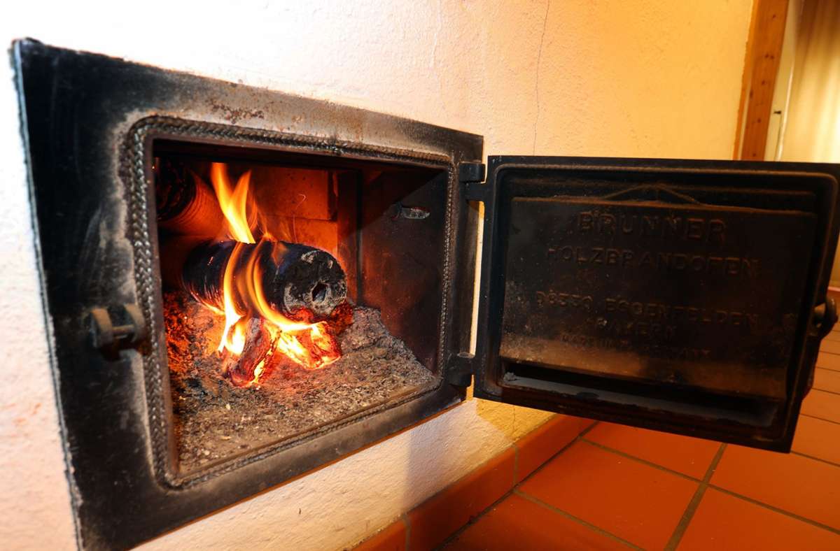 Wegen niedriger Temperaturen haben viele schon den Ofen angeworfen. Foto: dpa/Karl-Josef Hildenbrand