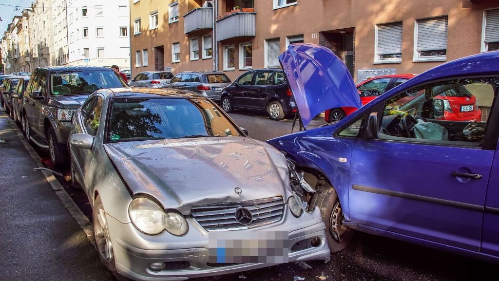 Stuttgart-West: Junger Mann rammt drei parkende Autos