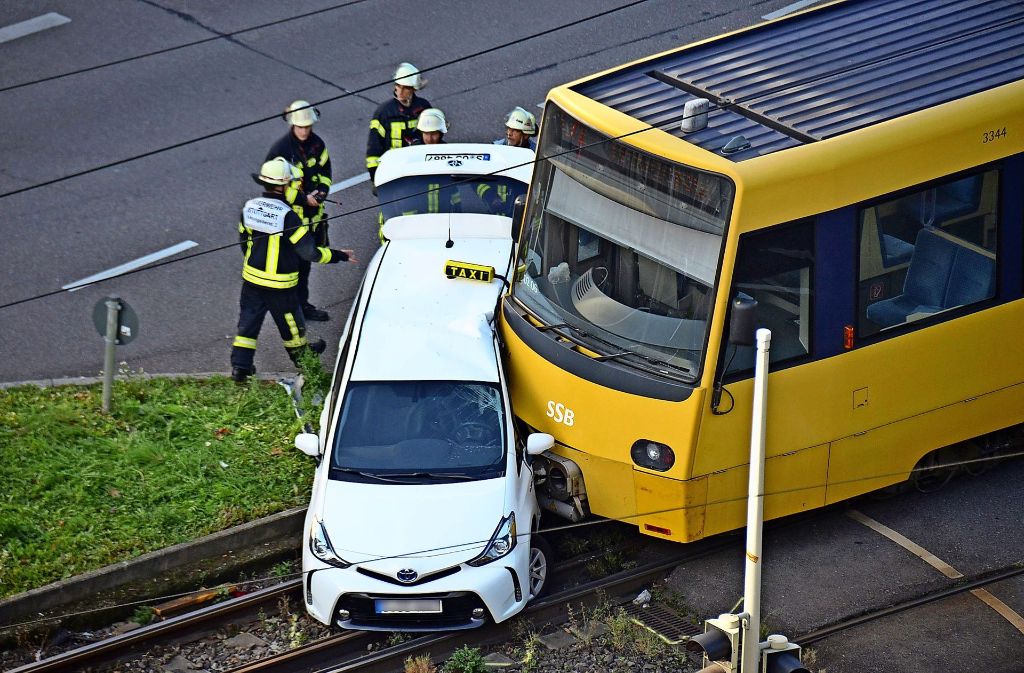Der Taxifahrer wurde schwer verletzt: Kollision in der Schloss- und Büchsenstraße.