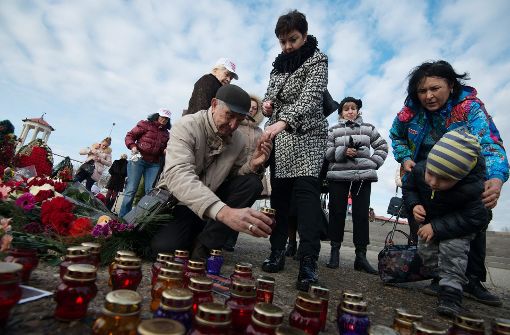 In Sotschi werden Kerzen für die vermutlich 92 Opfer des abgestürzten russichen Flugzeugs angezündet. Foto: dpa