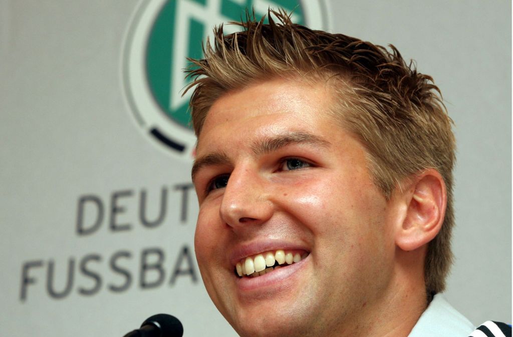 2004 gibt Thomas Hitzlsperger, damals noch bei Aston Villa, sein Debüt in der deutschen Fußball-Nationalelf.