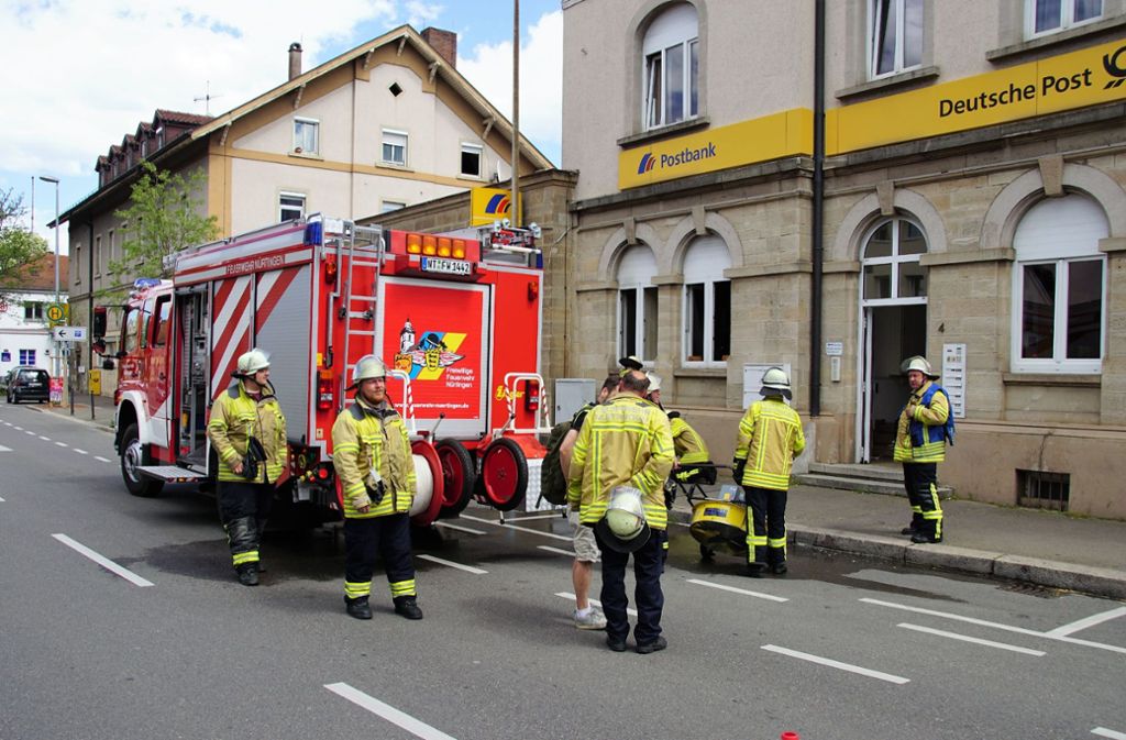 Die Feuerwehr bei ihrem Einsatz vor der Wohnung in Nürtingen.