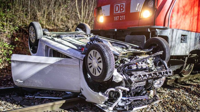 Unfall in Zuffenhausen: Auto  von Güterzug erfasst – Fahrer schwer verletzt
