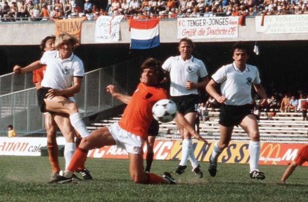 ... der "blonde Engel" Bernd Schuster (links) für den DFB - dafür aber Klaus Allofs (rechts): Der Stürmer war gleich drei Mal erfolgreich und hatte sehr großen Anteil am 3:2-Erfolg Deutschlands gegen die Niederlande in der Vorrunde. Weil zudem...