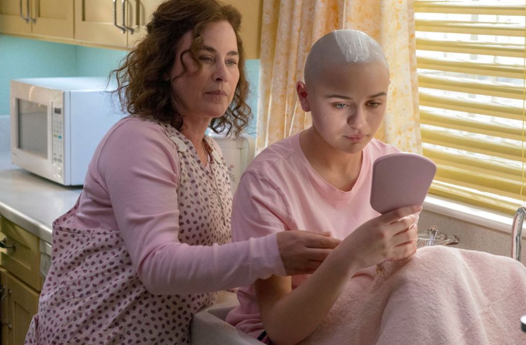 Dee Dee (Patricia Arquette, li.) hat ihrer Tochter Gypsy (Joey King) die Haare geschoren. Foto: Hulu
