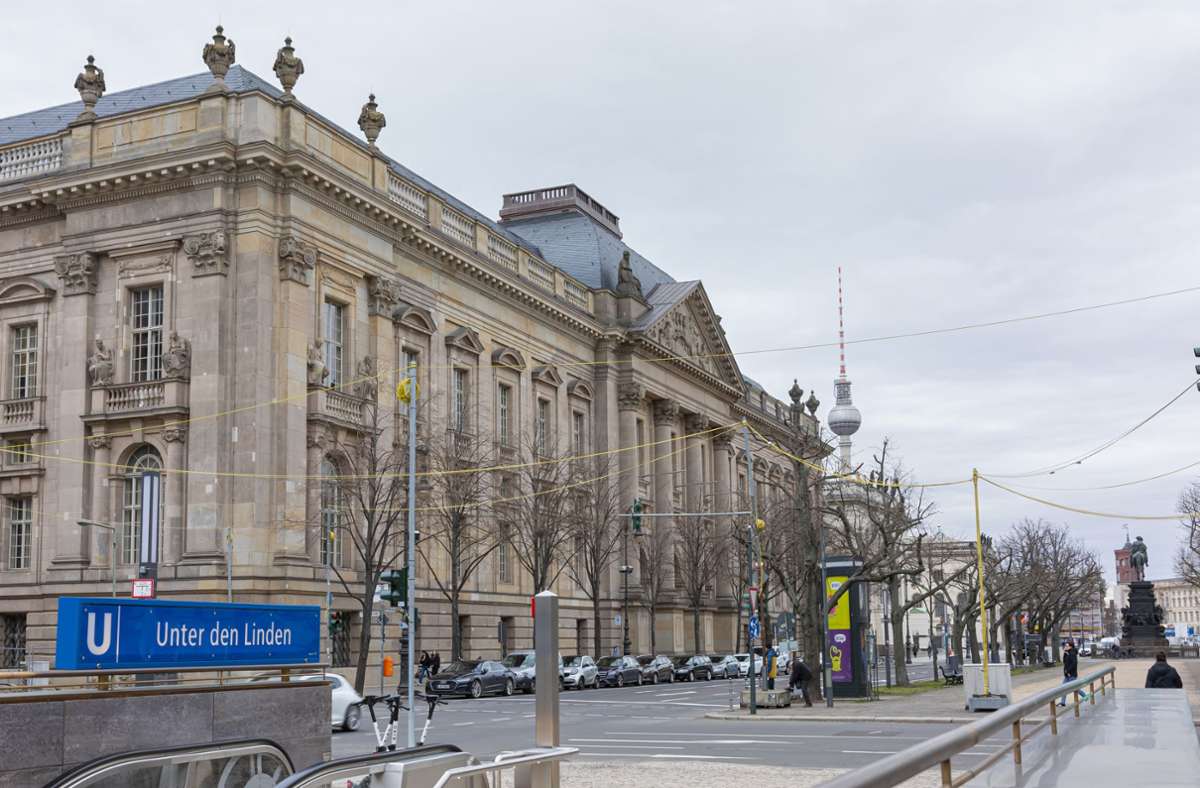 Das Haus Unter den Linden 8 ist der größte historische Gebäudekomplex in Berlins Zentrum, hier in seiner Gesamtansicht von Unter den Linden aus. Seit Dezember 2020 fährt die neue U-Bahn-Linie 5, einer der Ausgänge der Haltestelle Unter den Linden liegt nahe der Bibliothek.