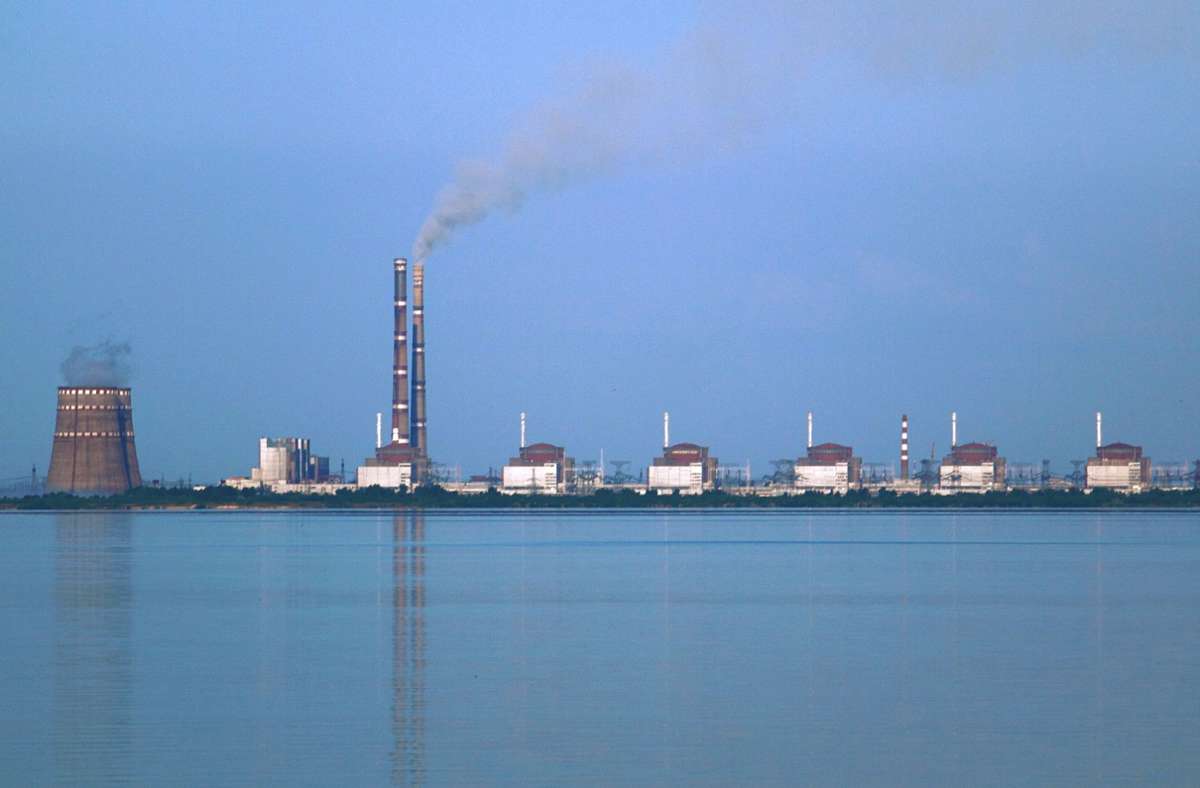 Blick von Westen auf das Kernkraftwerk Saporischschja mit den Blöcken 1 bis 6 (von rechts nach links). Die beiden hohen Kamine gehören zum Wärmekraftwerk Saporischschja, die beiden weißen Gebäude links von ihnen sind dessen Kesselhäuser.