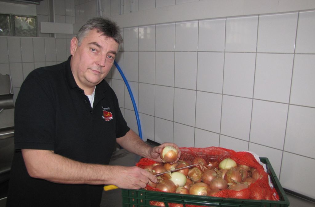 Wirt Roland Droese schneidet Zwiebeln. Die braucht er  für seine Maultaschen. Foto: Eglof