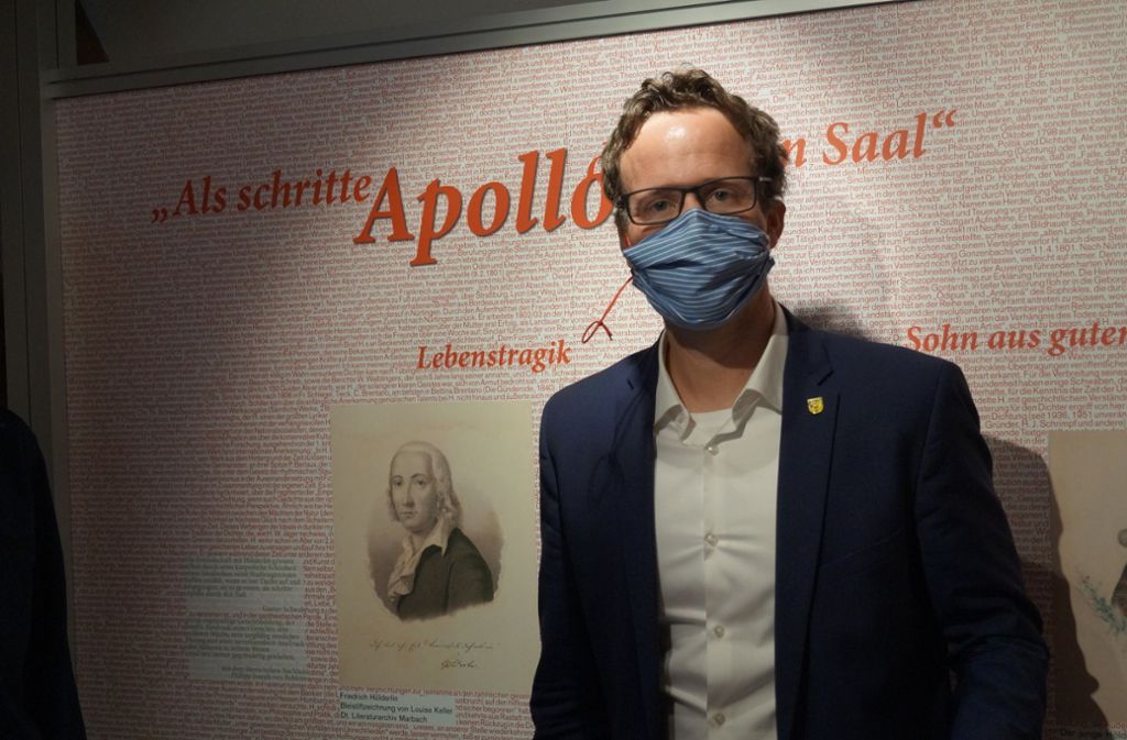 Nürtingens OB Johannes Fridrich besucht die Ausstellung – in Corona-Zeiten mit Maske, versteht sich.