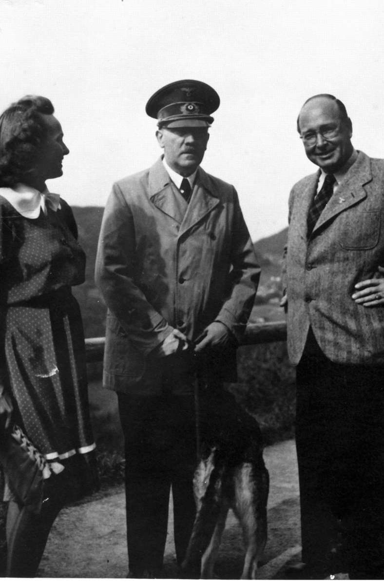 Helmut Schreiber alias Kalanag (rechts) mit Hitler und seiner Partnerin Gloria.
