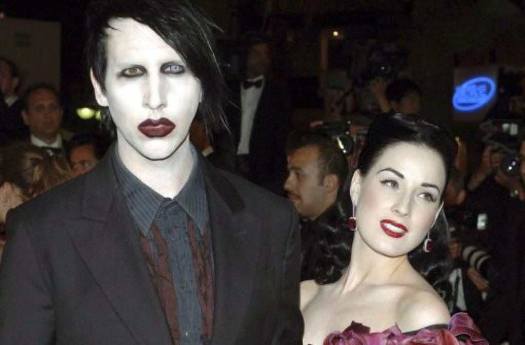 Einem breiten Publikum wurde Dita von Teese durch ihre Ehe mit dem Schockrocker Marilyn Manson bekannt - ihre weißen Gesichter leuchten im Duett auf den roten Teppichen.