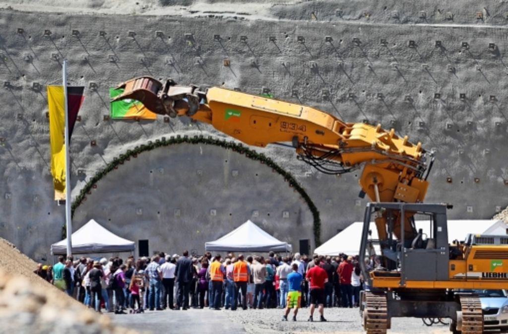Die künftige Tunnelöffnung ist markiert:  Mineure treiben nun von Osten  einen 458 Meter langen Hauptstollen in das Gestein. Foto: factum/Granville