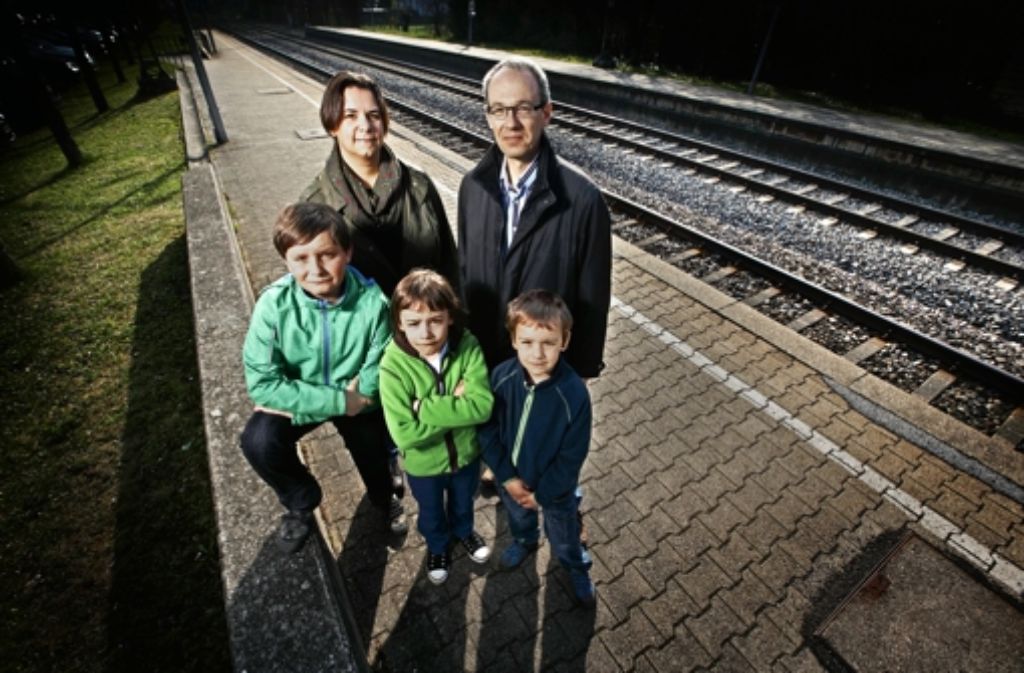 Stephanie und Michael Hackner mit den Söhnen Julian, Jakob und Jonathan am Bahnhof in Winterbach. Foto: Gottfried Stoppel