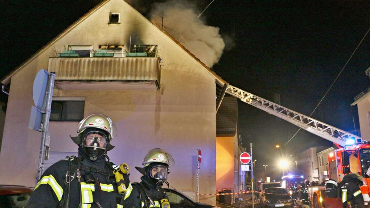 Dachstuhlbrand in Stuttgart: Ein Verletzter und 700.000 Euro Schaden nach Feuer