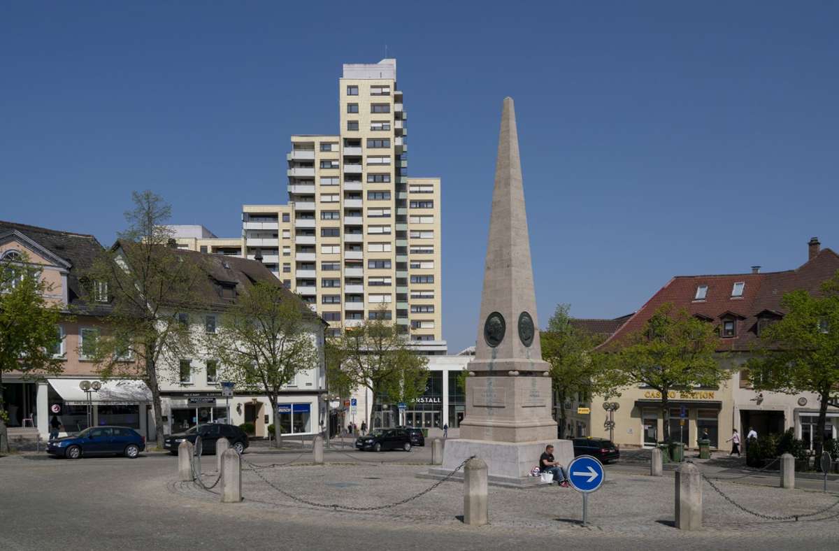 Baudenkmal trifft auf Baudenkmal: Das „Marstall“ (Bauzeit 1972-1975) überragt den Holzmarkt-Platz aus dem 18. Jahrhundert mit dem Obelisken von 1953.