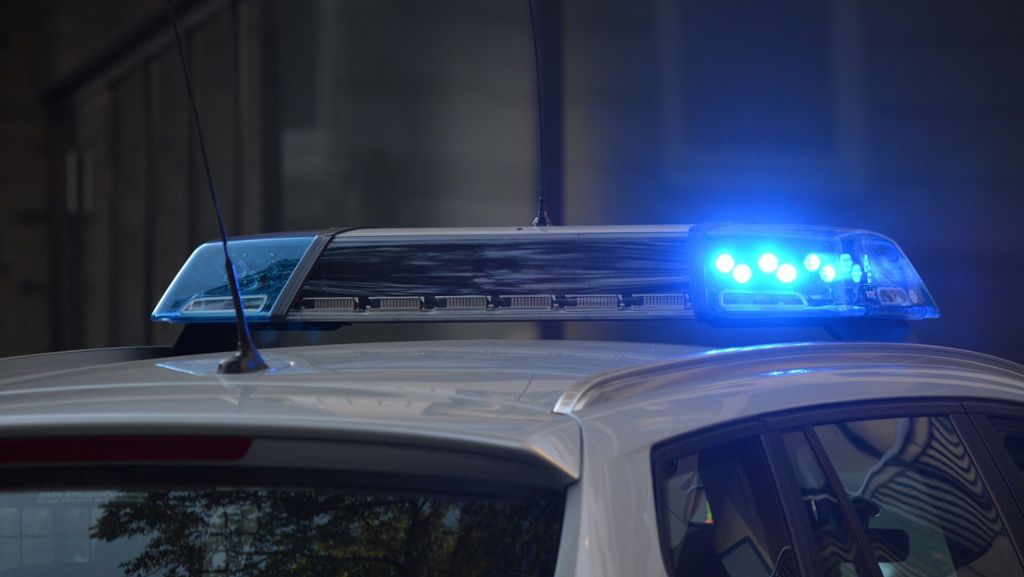Polizeibericht aus Heimsheim: Fahrer schanzt über Kreisel