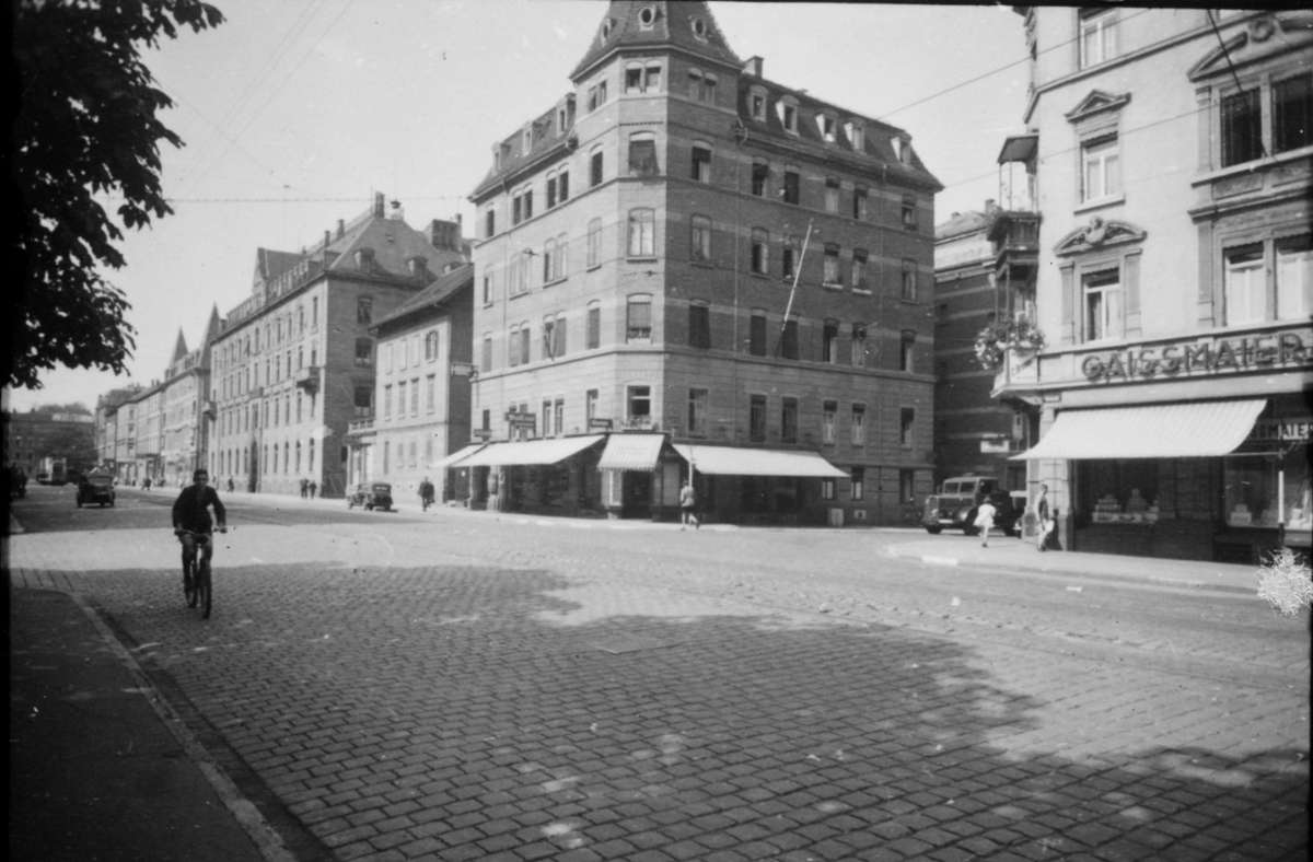 Das Gebäude an der Ecke Heilmannstraße steht noch, ist aber reichlich verloren inmitten lauter Nachkriegsbauten und großer Straßen.