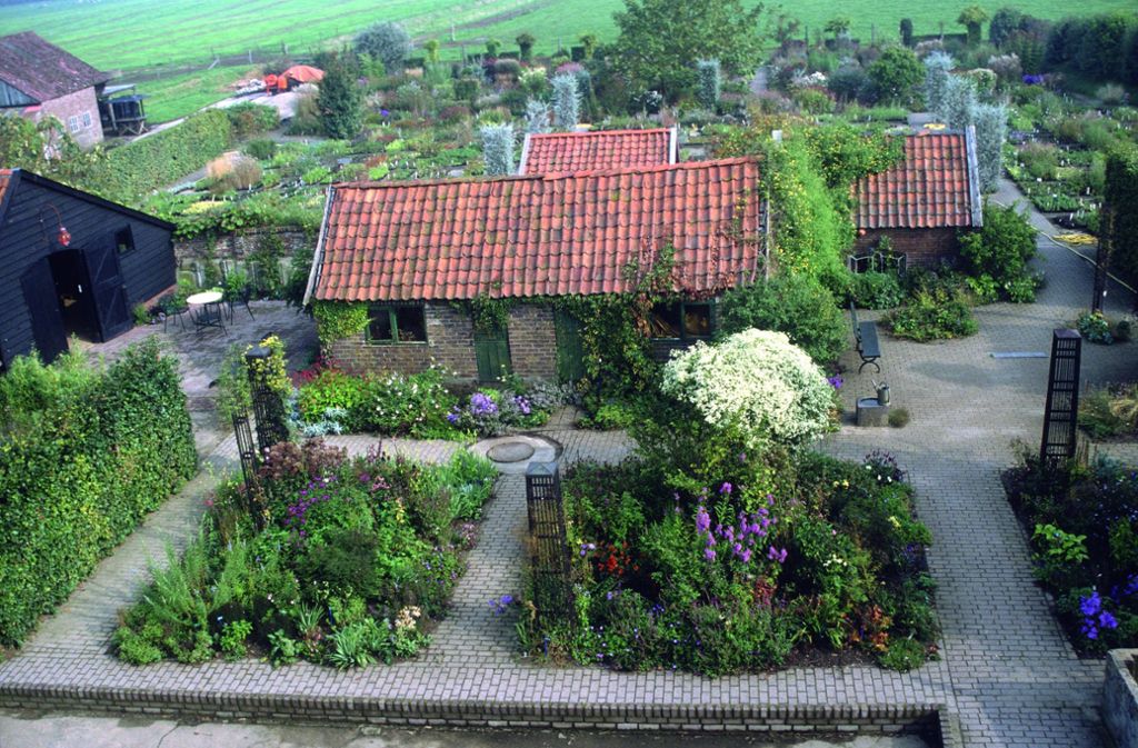 Blick auf den Garten von Piet Oudolf in Hummelo. Öffentlich zu besichtigen ist er nicht, aber zu sehen in dem Fotobuch „Oudolf Hummelo“.